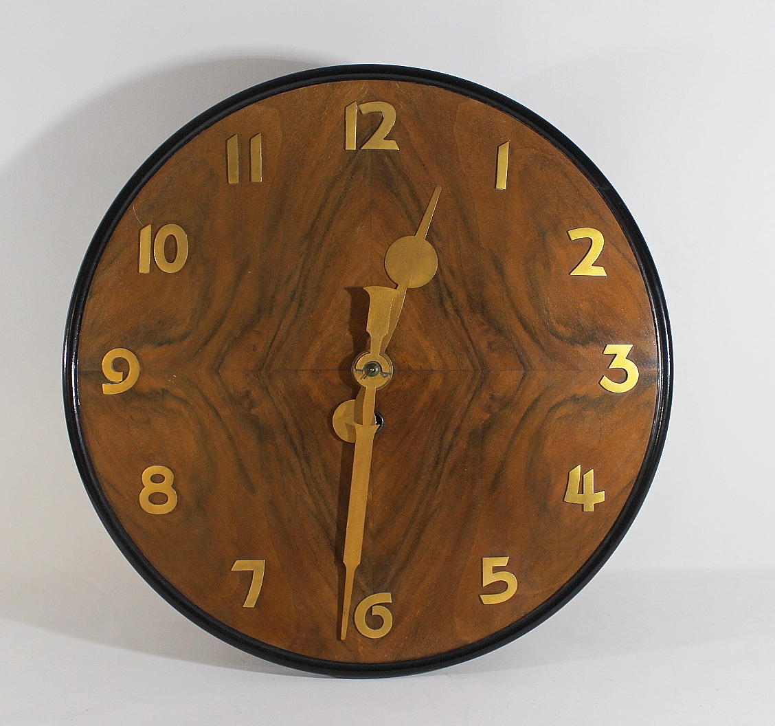 VÄGGKLOCKA, trä, metallvisare och siffror.