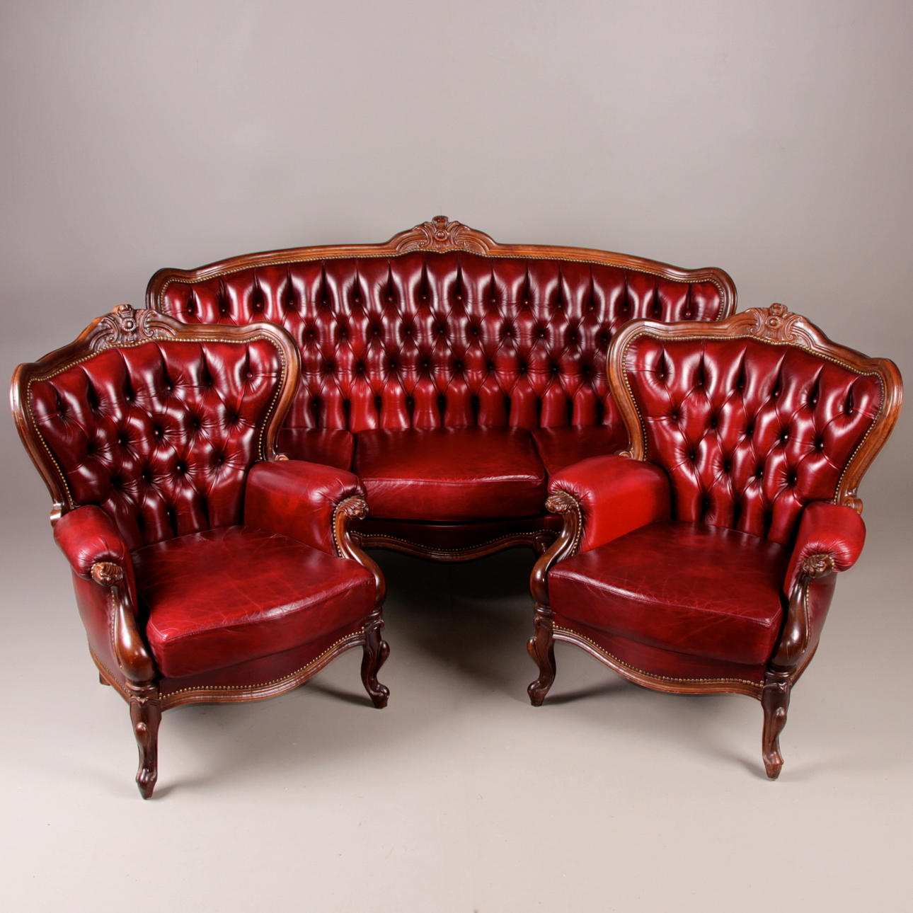 SALONGSGRUPP, 3 delar, rokokostil, skinn, 1900-talets andra hälft.