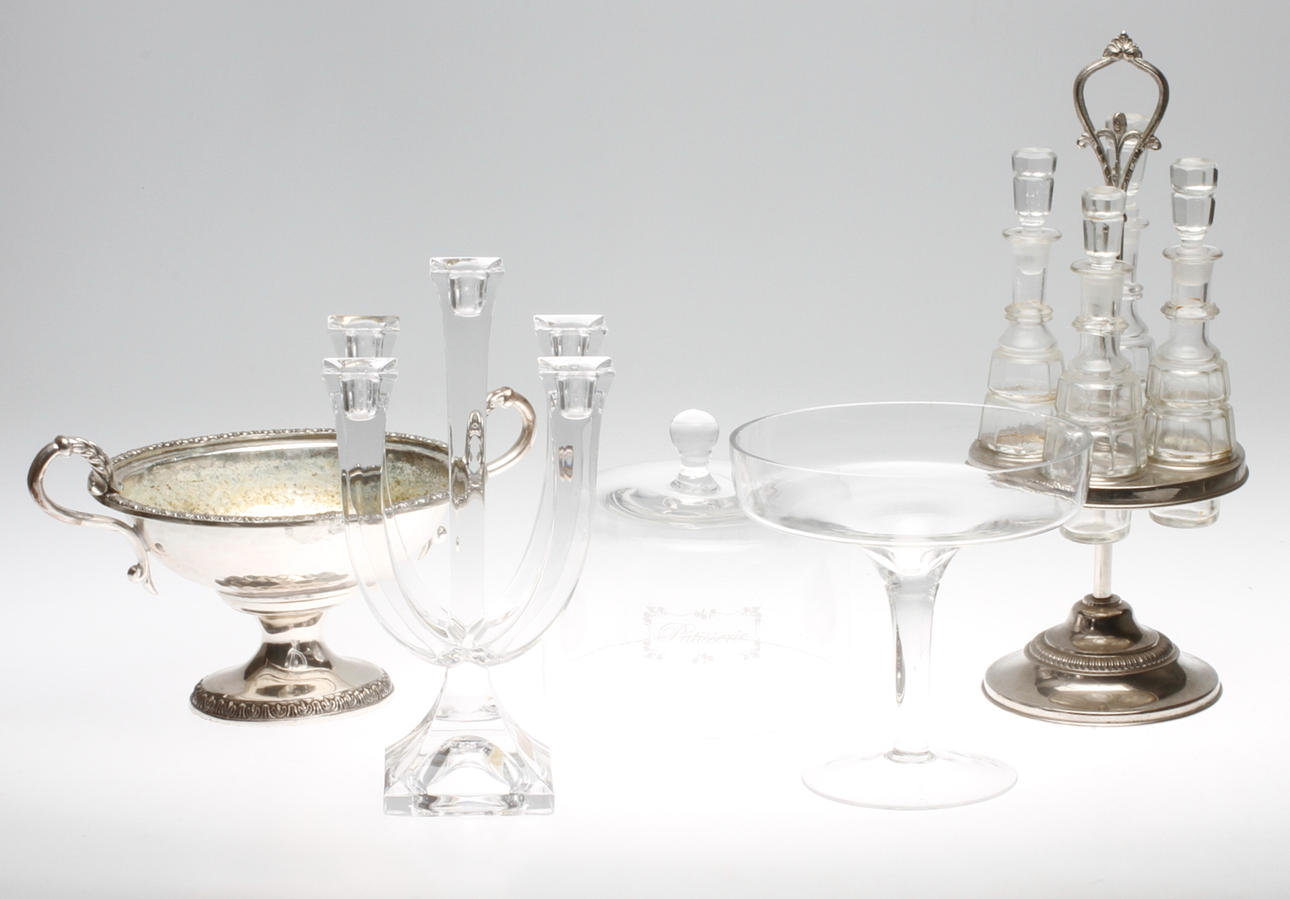 BORDSUPPSATSER, 5 delar, glas och nysilver, 1900-tal.