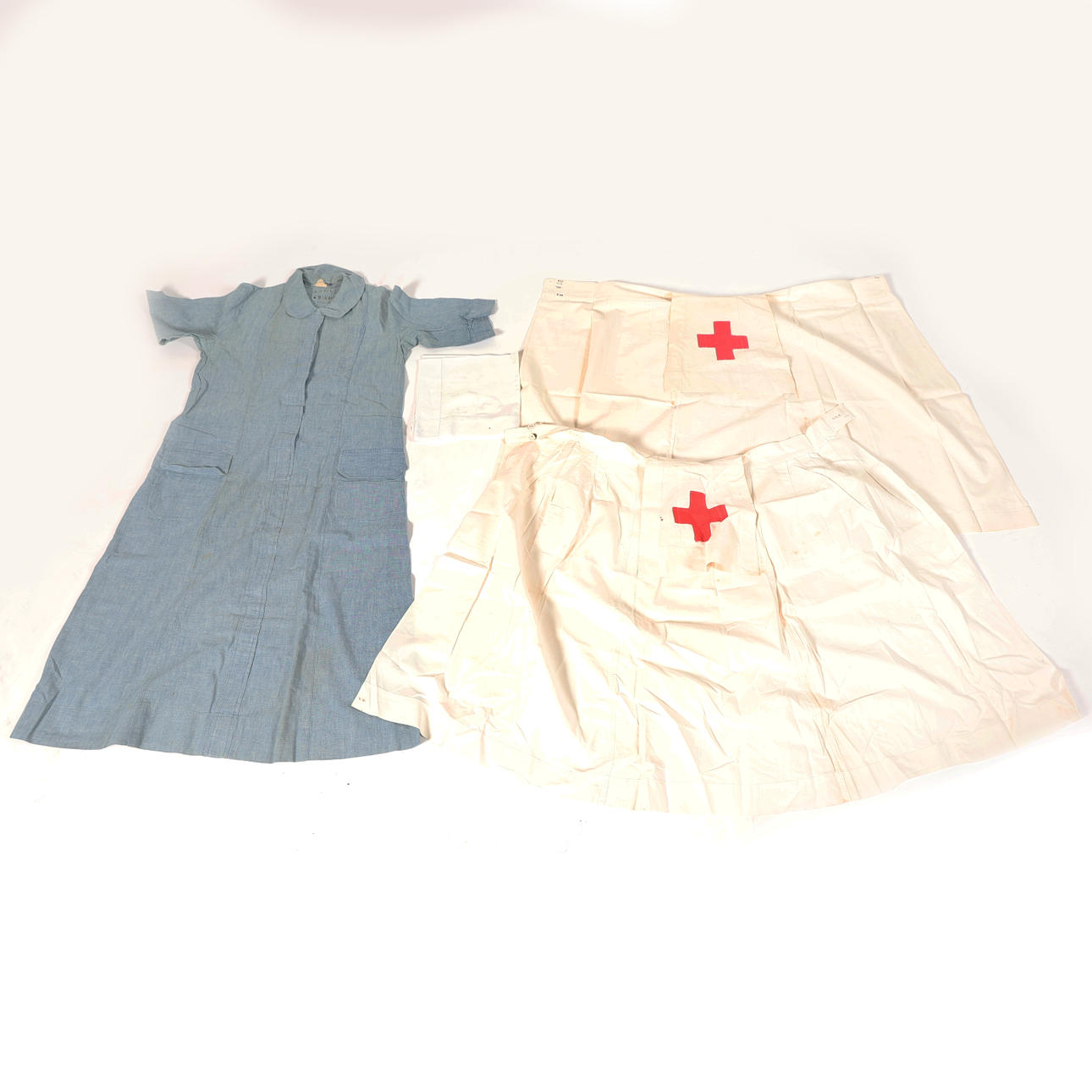 A WWII NURSES UNIFORM, 20TH CENTURY.