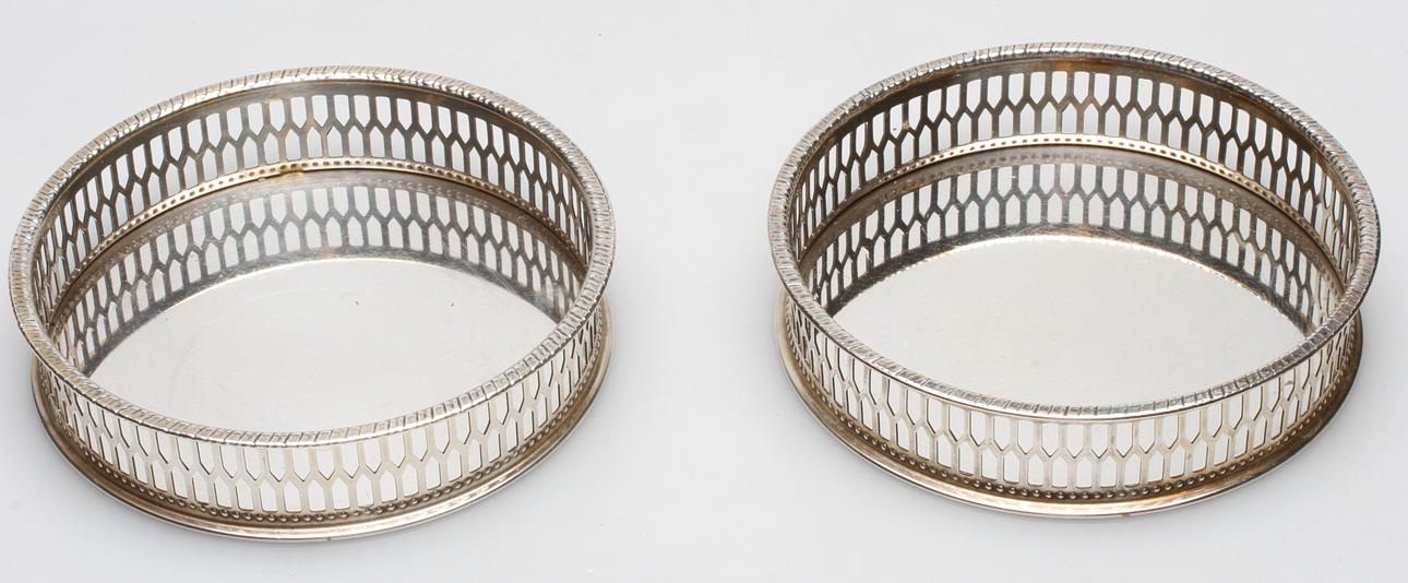 FLASKCOASTER, ett par, nysilver, Viners, Sheffield, England.