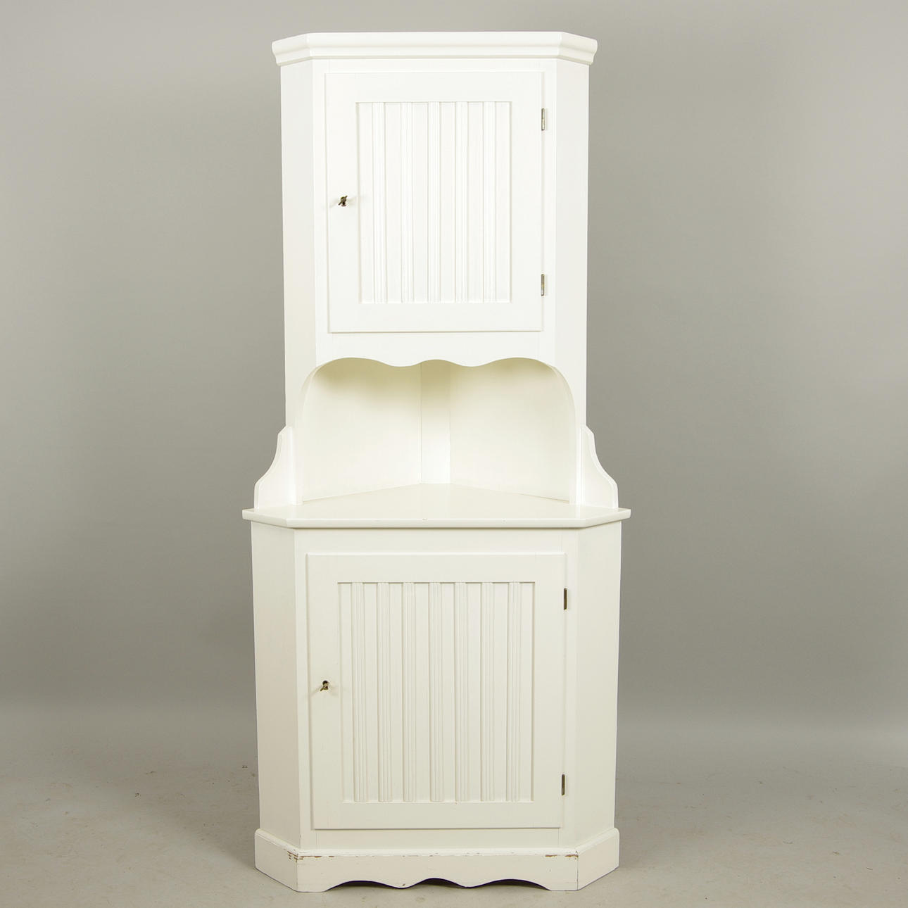 HÖRNSKÅP, vitmålat, 1900-tal.