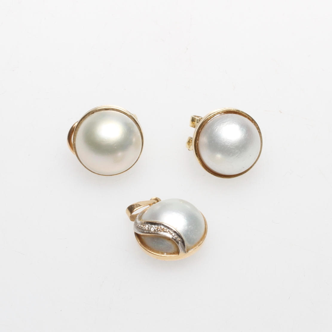 ÖRHÄNGEN samt HÄNGE, 18k guld med sötvattensodlade pärlor, vikt totalt ca 9 gram.