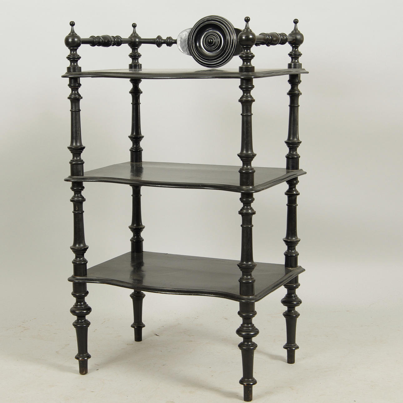 ATENIENN, svartmålad, nyrenässans.