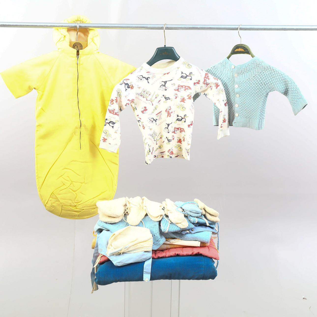 ROPA DE BEBÉ. mucho, tercer cuarto del siglo XX..