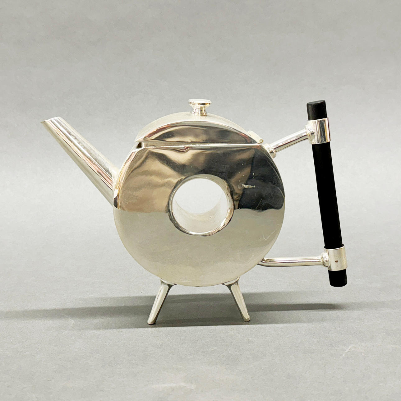 TEEKANNE IM CHRISTOPHER DRESSER-STIL.