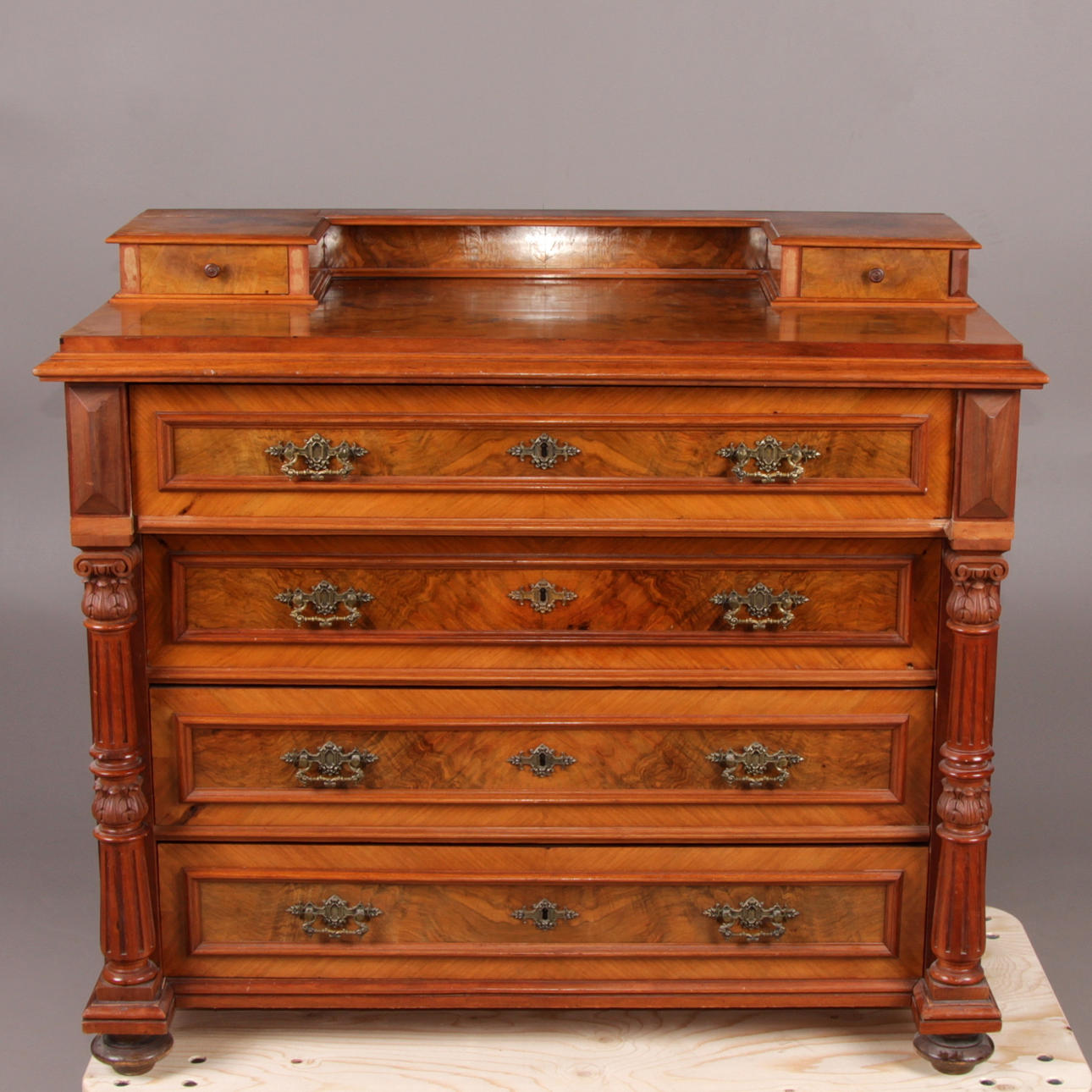 BYRÅ, med uppsats, nyrenässans, 1900-talets första hälft.