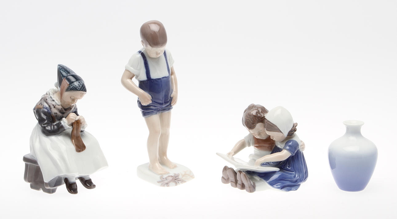 PORSLINSFÖREMÅL. 4 delar, Danmark, 3 figurer samt 1 vas.