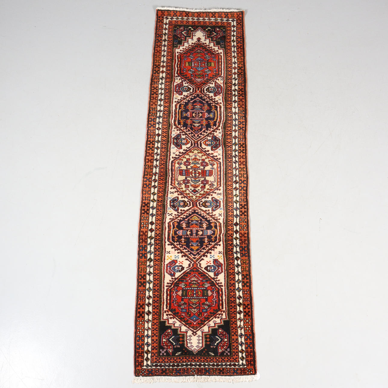 GALLERIMATTA, handknuten, 290 x 75 cm.