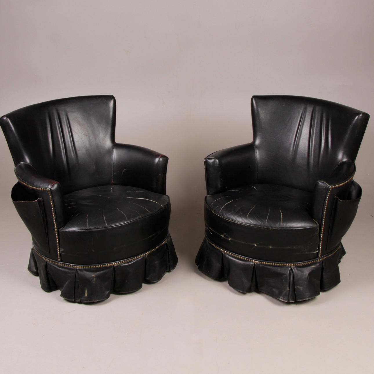 FÅTÖLJER, ett par, skinn, 1900-tal.