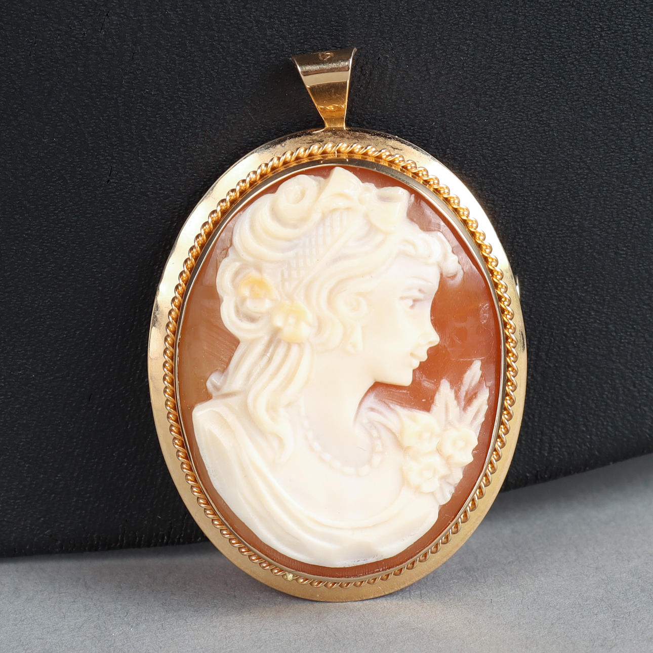 BROOCH/PENDANT, 18k gold with camel.