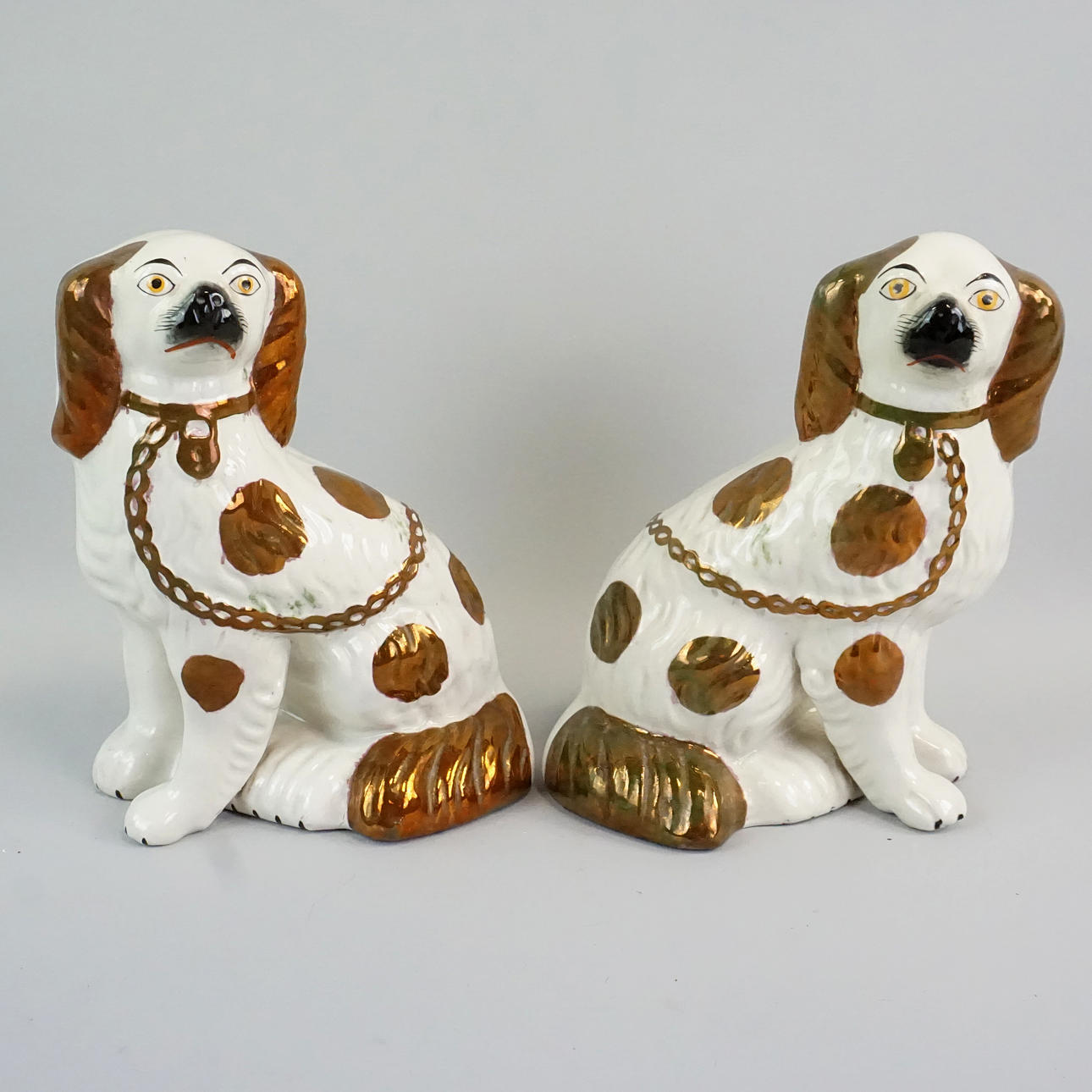 Et par engelske porcelænshunde.