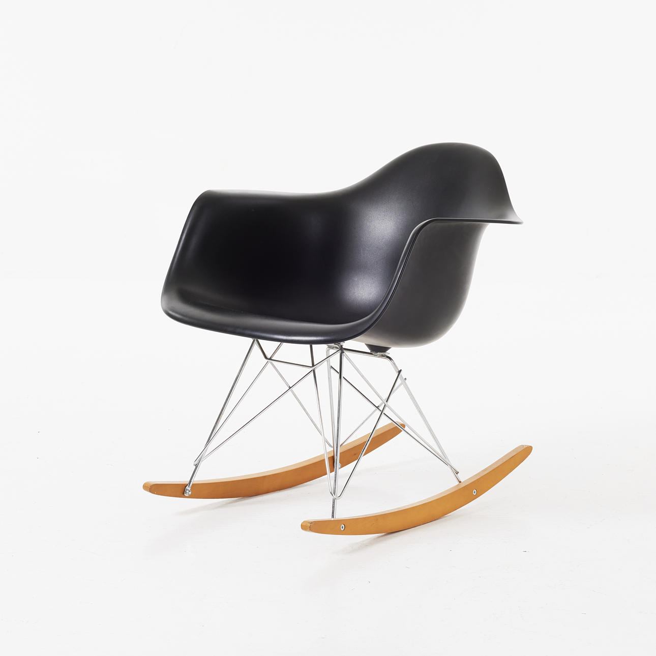 CHARLES & RAY EAMES. Keinutuoli, Vitra, 2010.