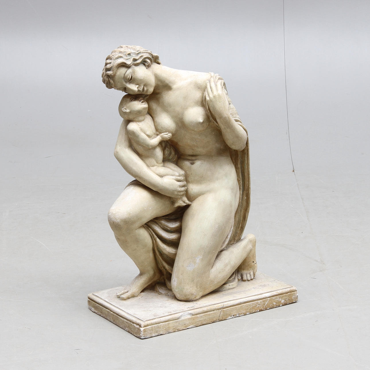 DAVID WRETLING. Kvinna med barn, patinerad gips, signerad och daterad.