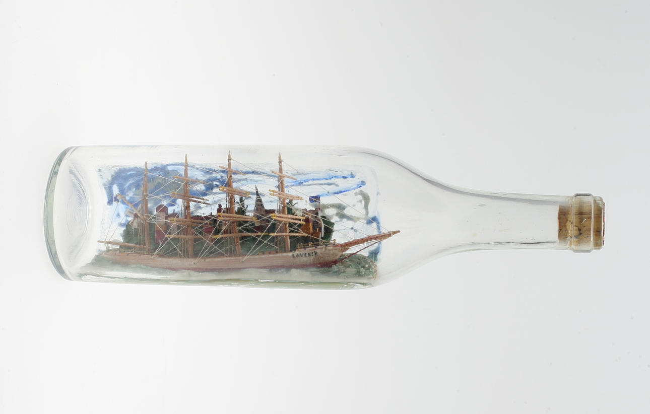 FLASKSKEPP, 1 st, 4-mastat segelfartyg, "Lavenir", med kvarn och hus i bakgrunden, 1900-tal.