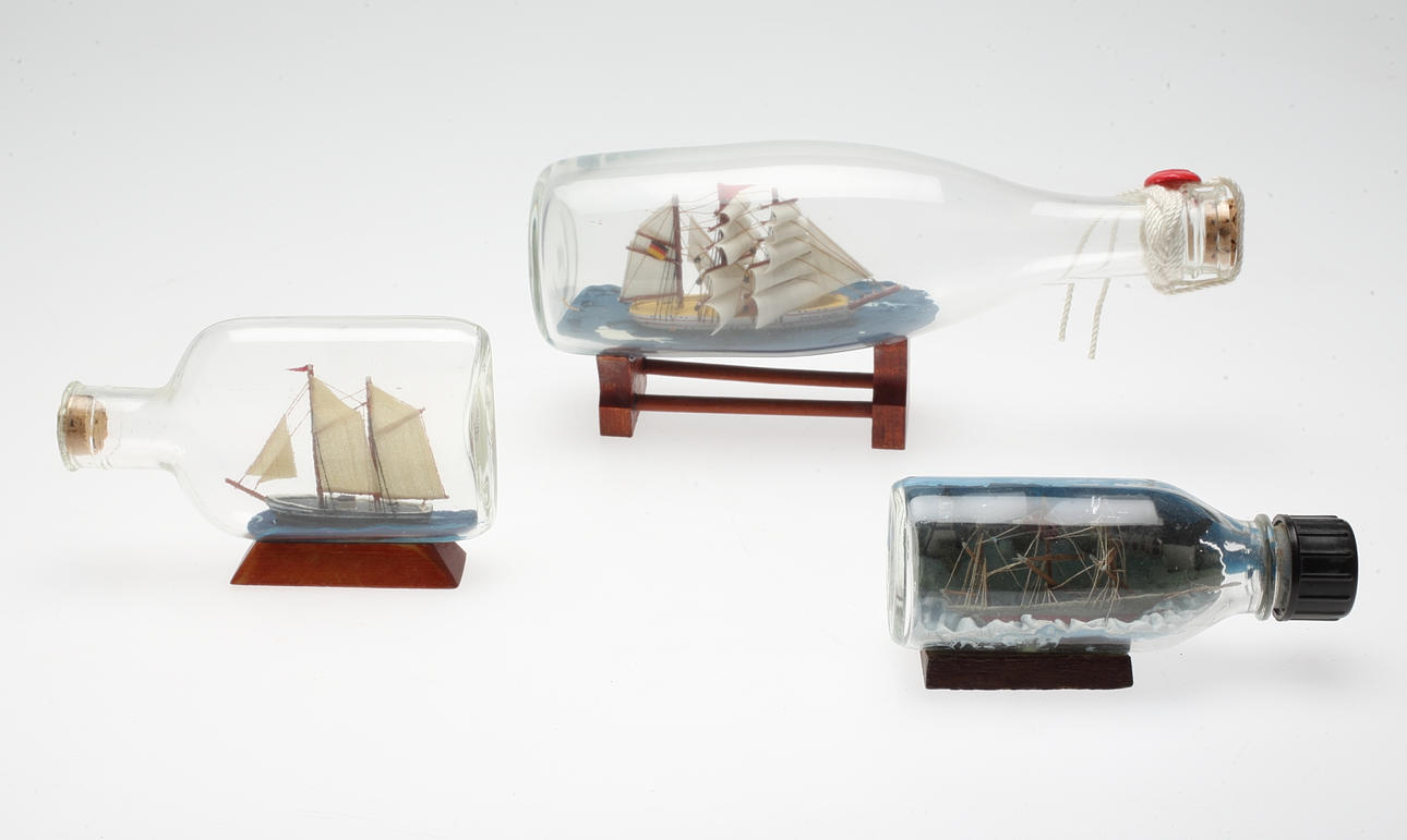 FLASKSKEPP, 3 st, med vaggor, 1900-tal.