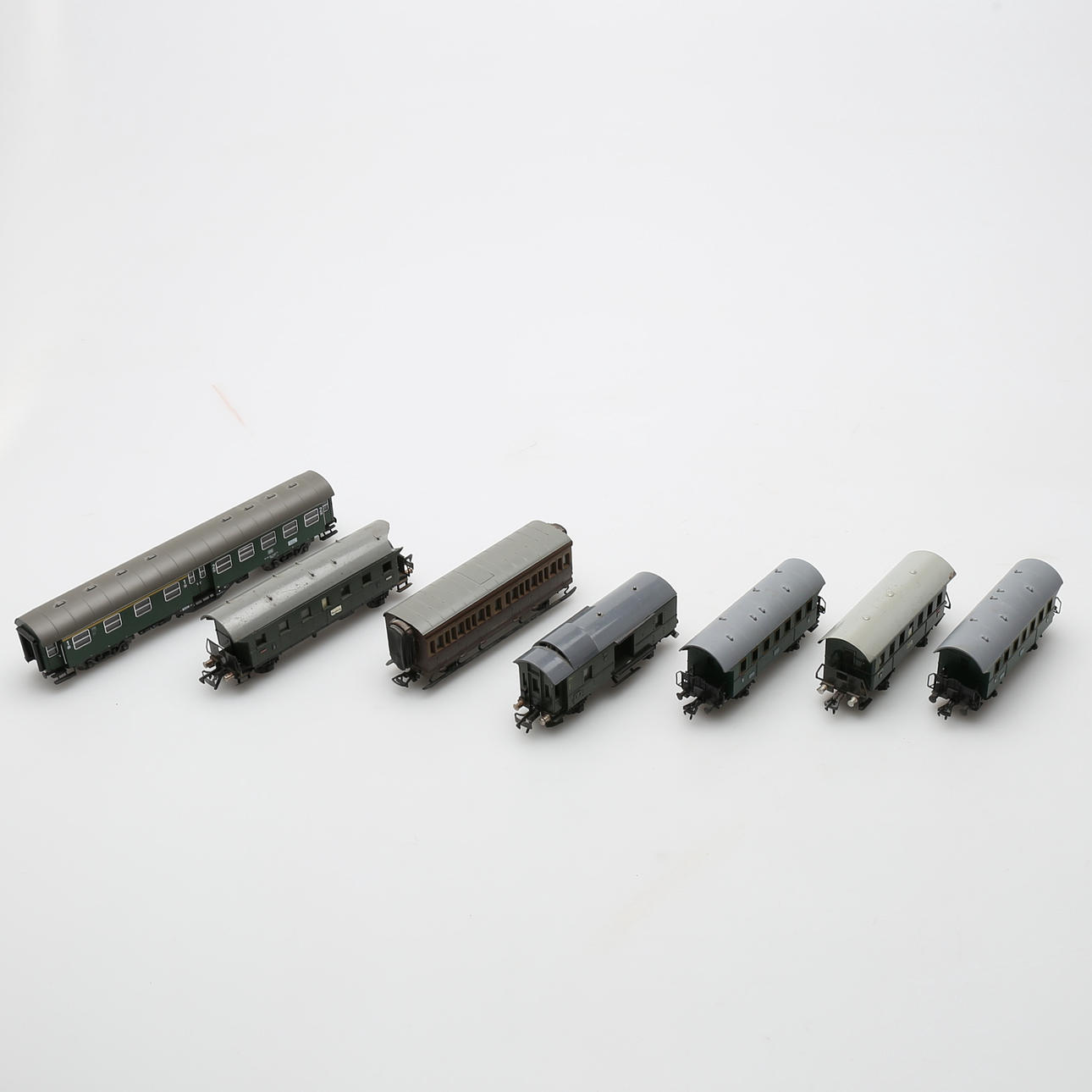TÅGBANEDELAR, 7 st, passagerarvagnar, skala H0.