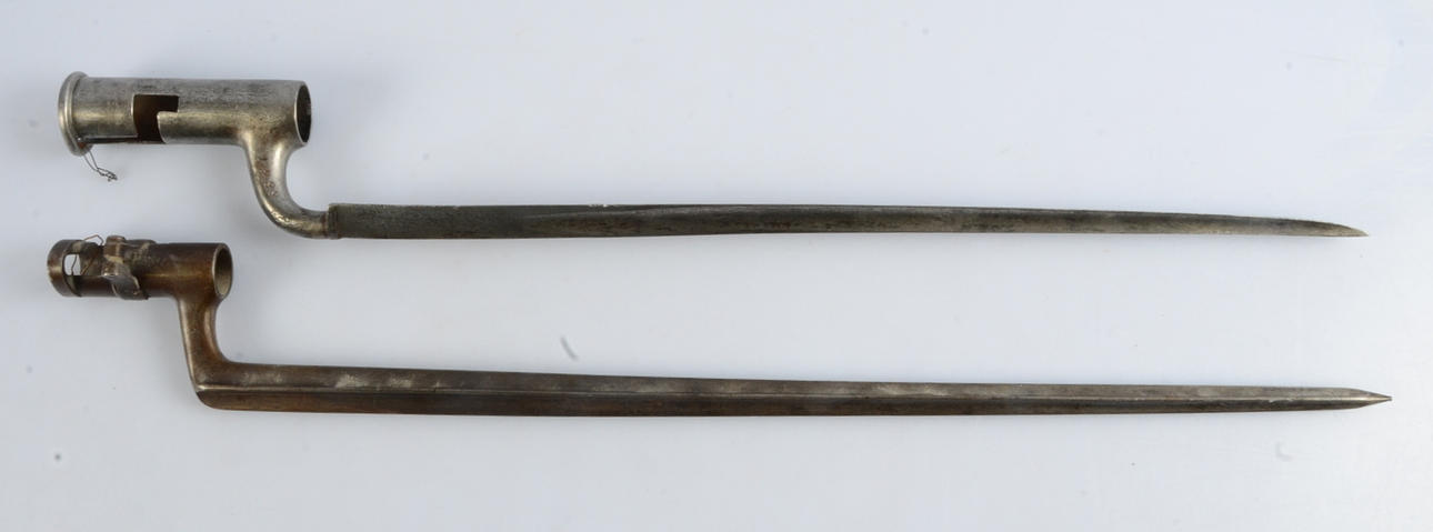 HYLSBAJONETTER, 2-stycken, 1800-tal.