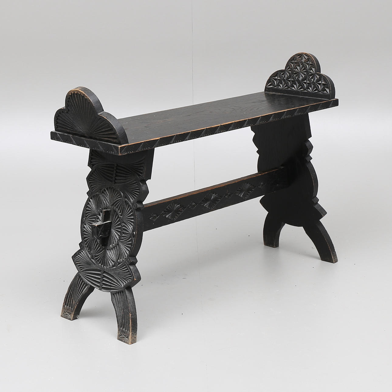 PIANOPALL, snidat trä, enligt uppgift av snickaren Emil Hederstedt, Hylletofta, 1800-tal.