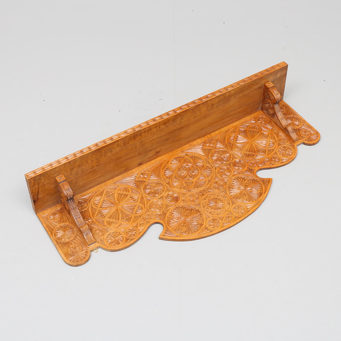 VÄGGHYLLA, snidat trä, enligt uppgift av snickaren Emil Hederstedt, Hylletofta, 1800-tal.