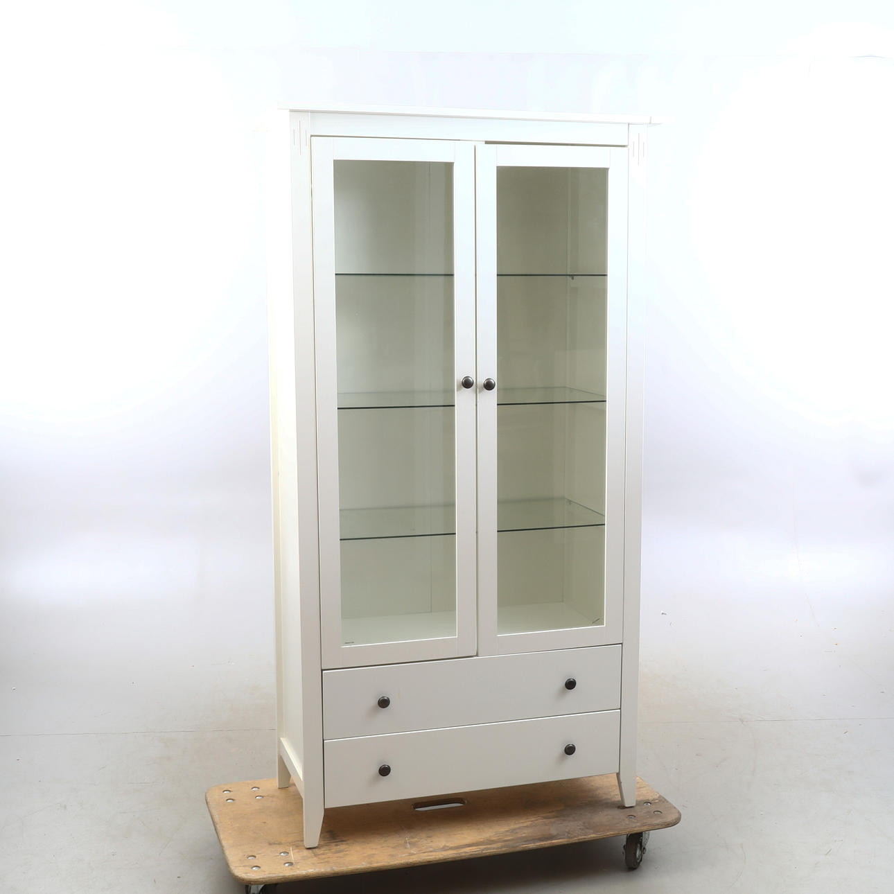 Et moderne vitrineskab.