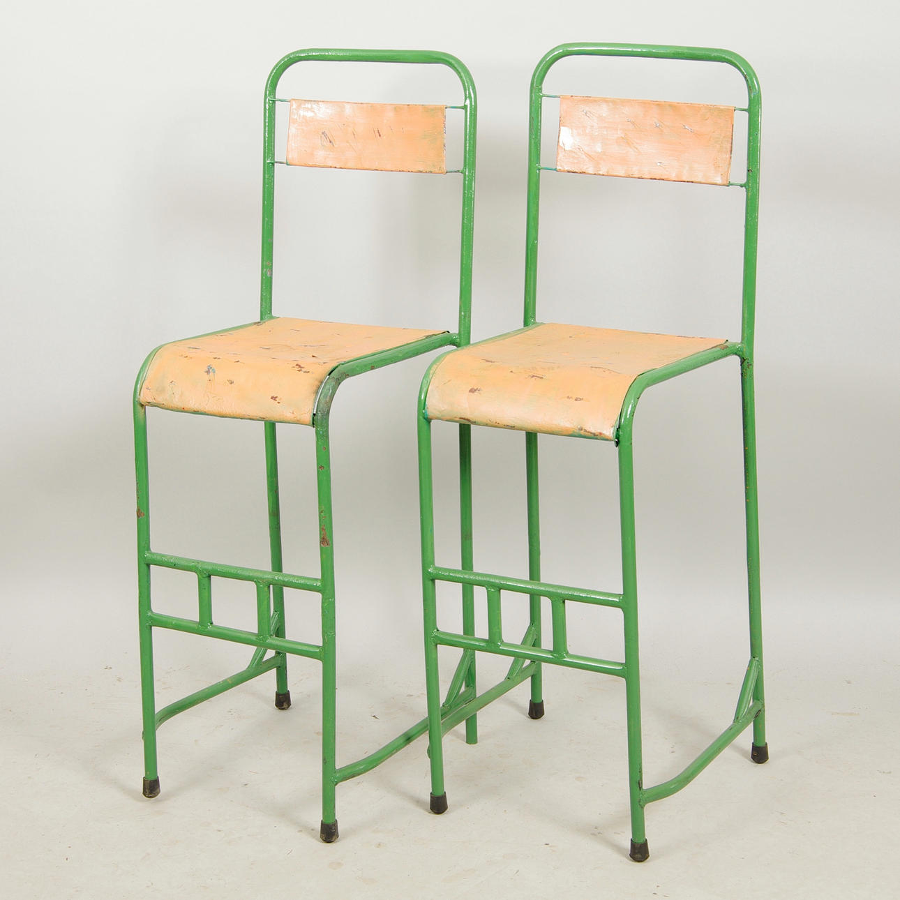 BARSTOLAR, 1 par, målad plåt, industridesign.