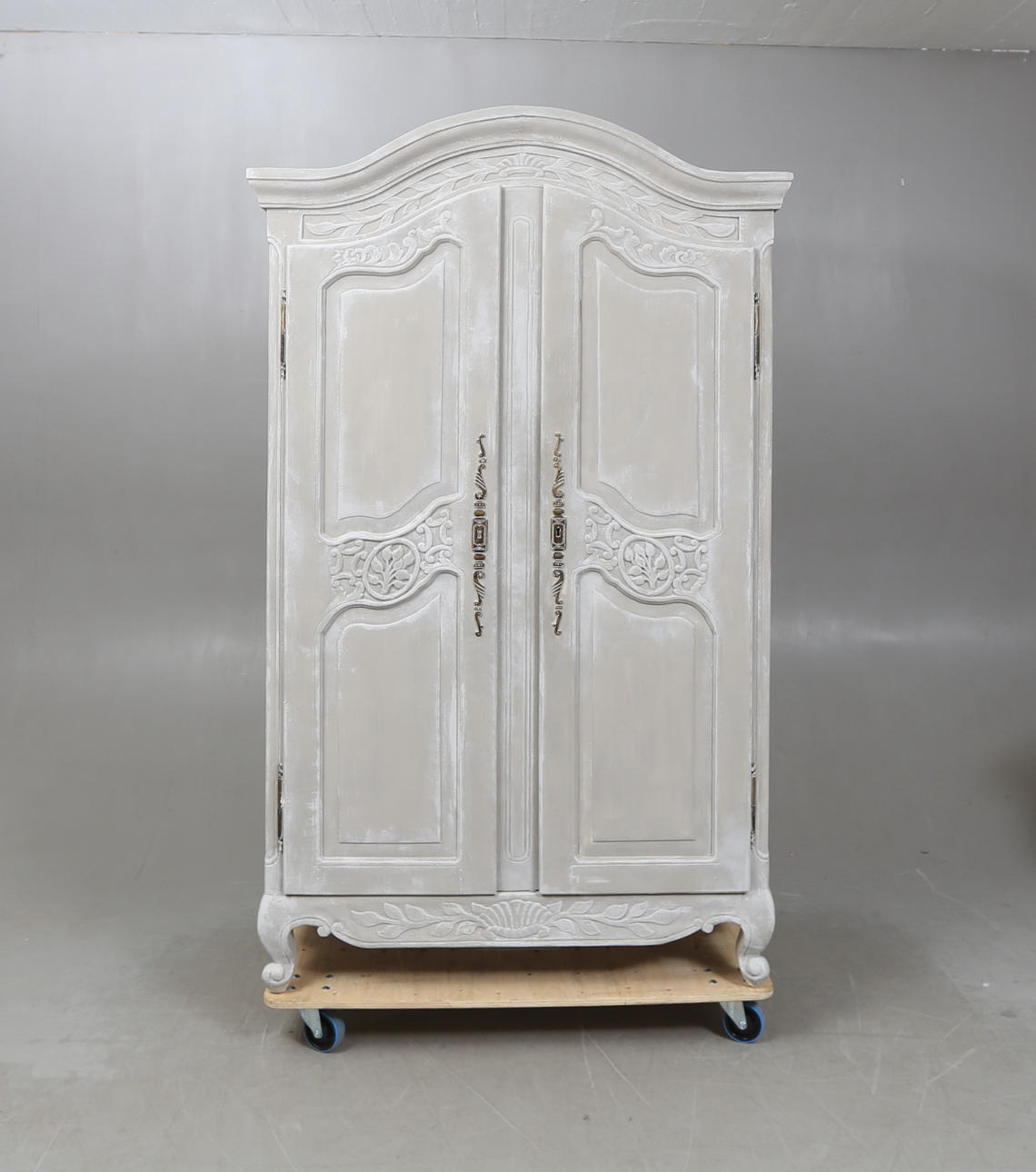 Ankleideschrank, bemalt, Rokoko-Stil.