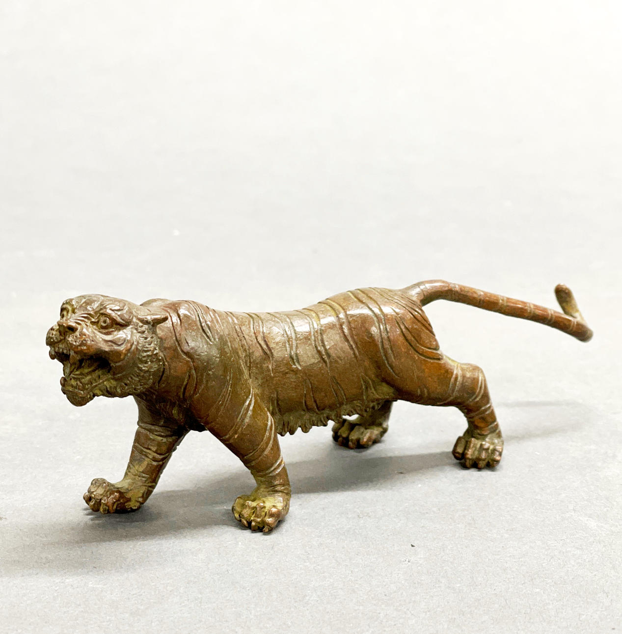 FIGURA DE TIGRE DE BRONCE.