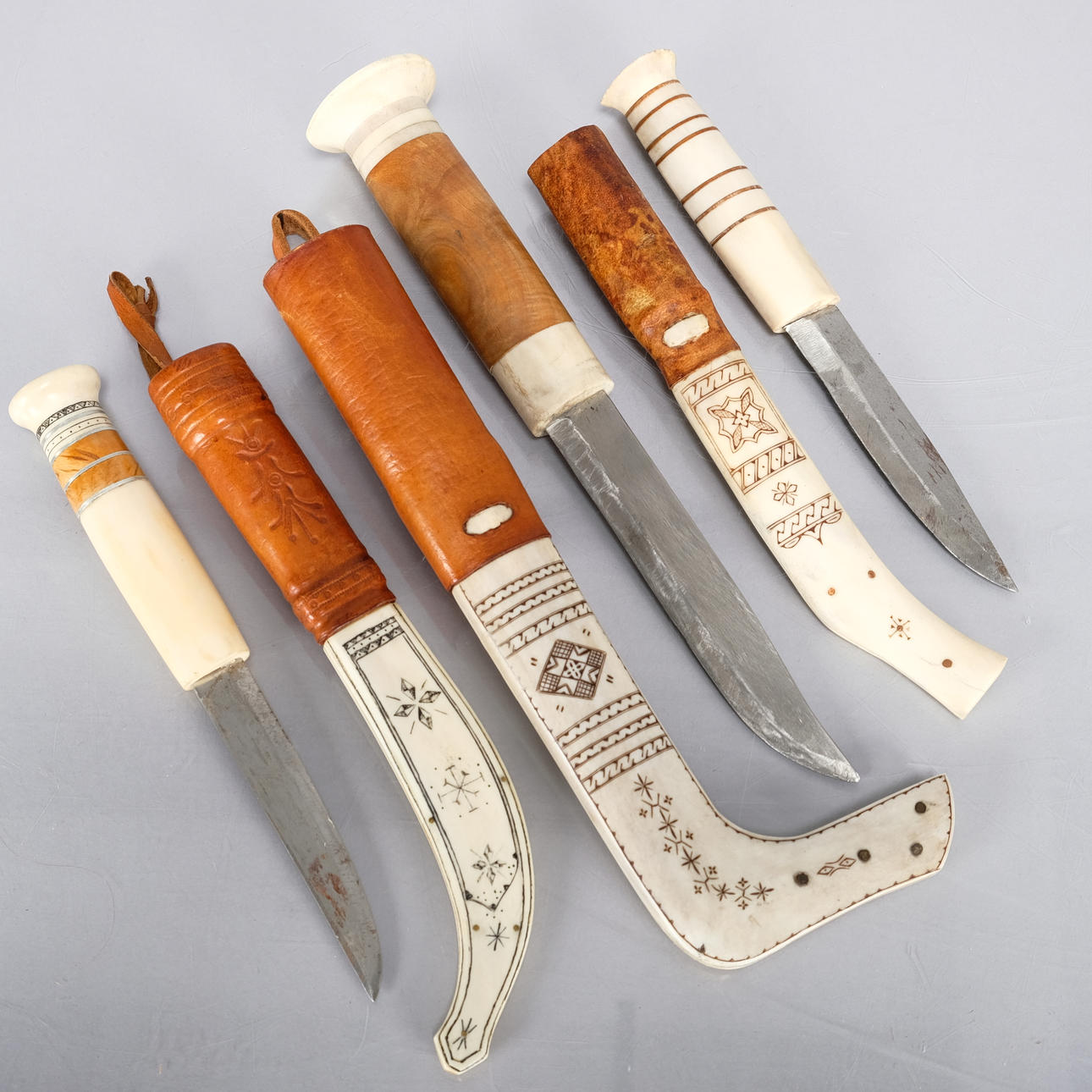 COLLECTION HALF HORN KNIVES 1900's (3 pcs).