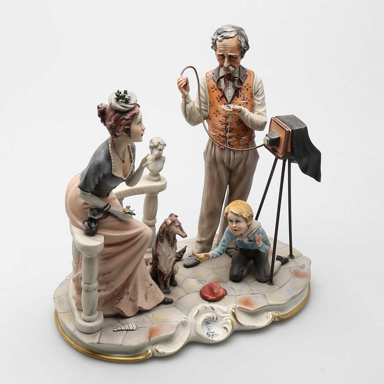 STOR FIGURGRUPP, biskviporslin. Capodimonte-liknande märke.