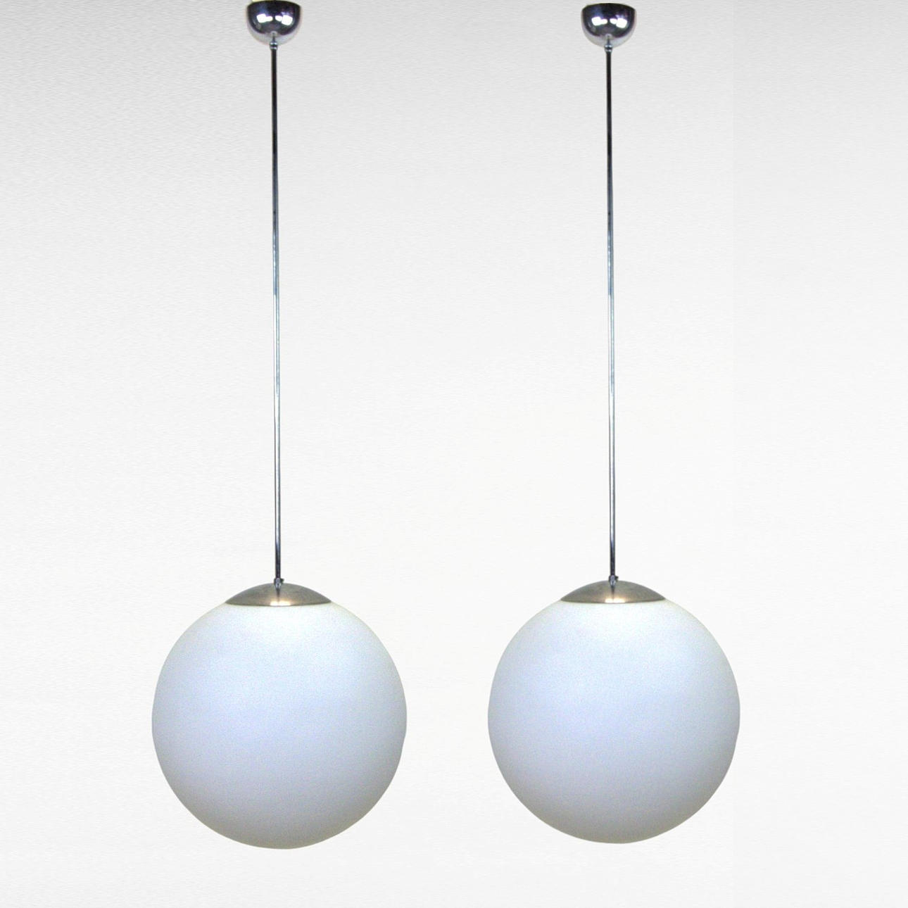 KUGLELAMPER, 2 stk. stor model, krom, opalglas, moderne.