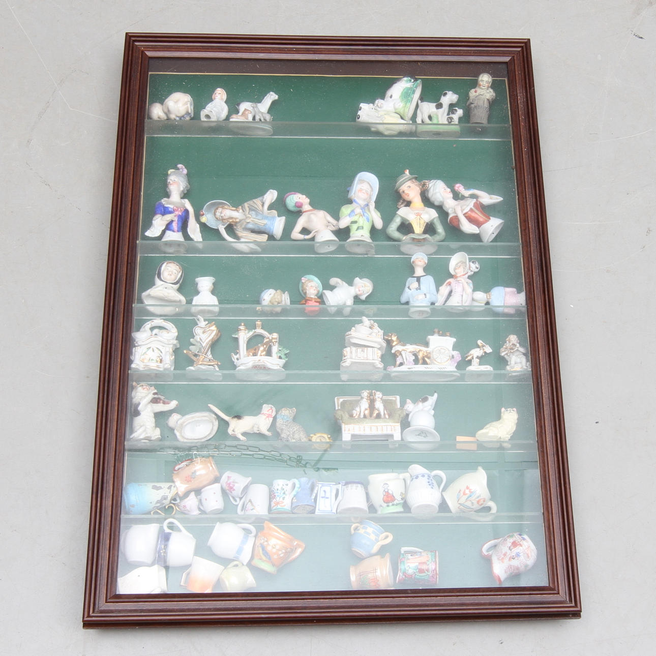 VÄGGVITRINSKÅP, med ca 60 miniatyrer.