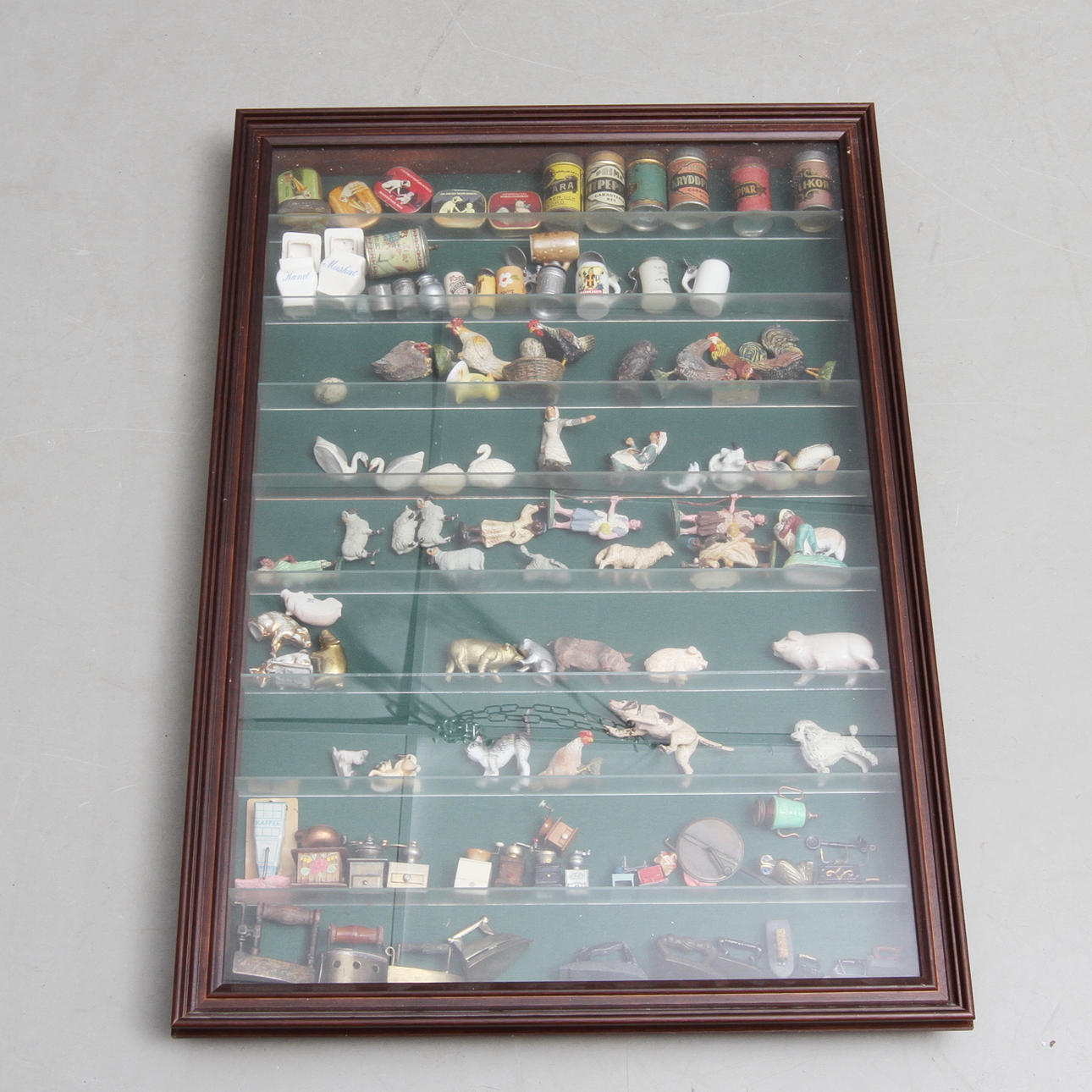 VÄGGVITRINSKÅP, med ca 95 miniatyrer.