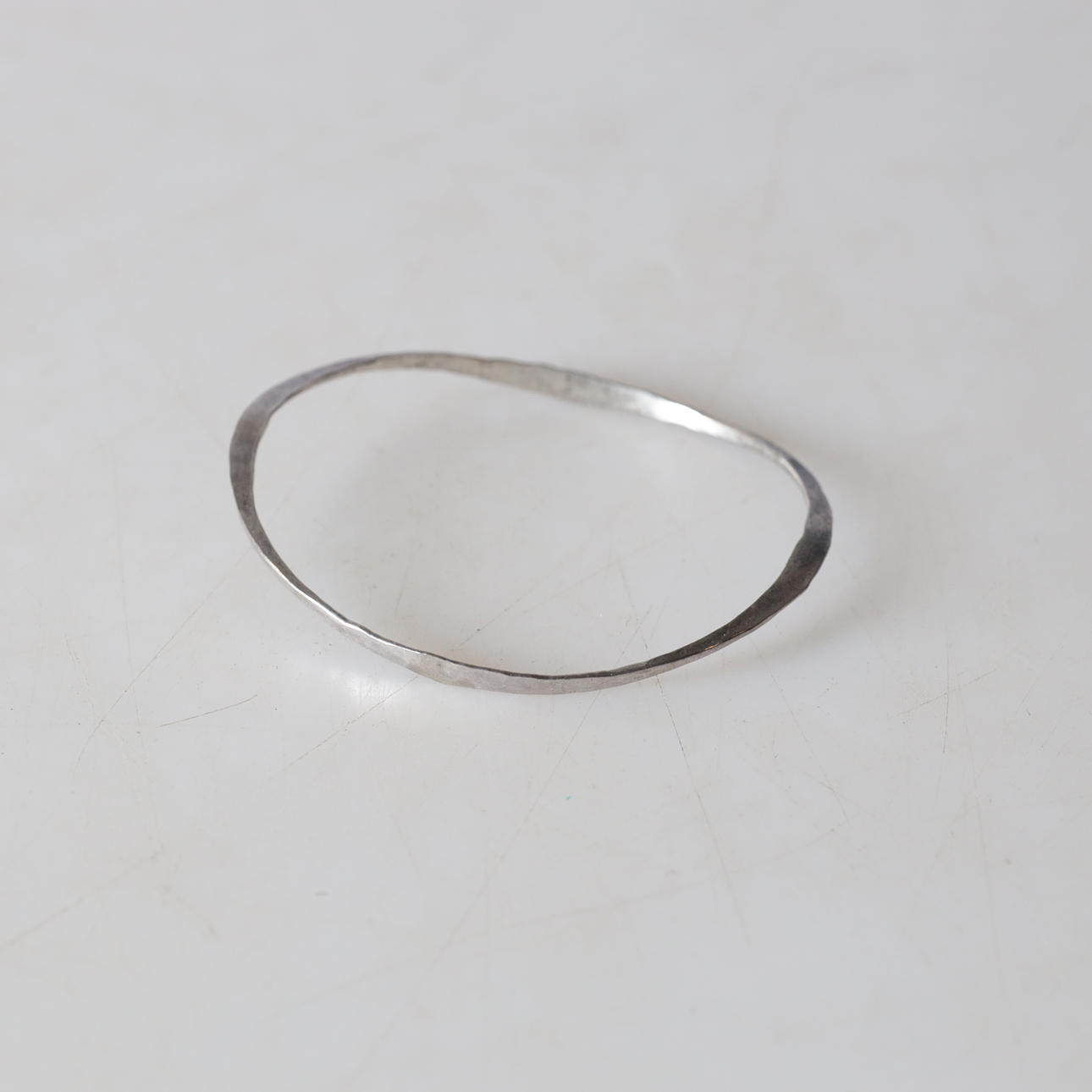 Ein silberner Armreif. Gesamtgewicht ca. 5,7 Gramm.