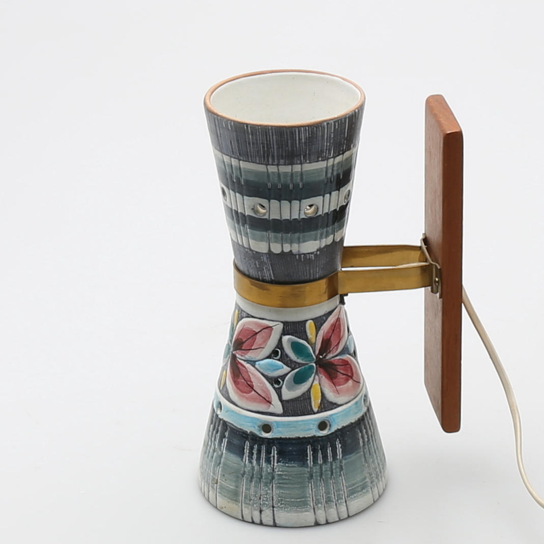 VÄGGLAMPA, stengods 1900-talets mitt. Förmodligen Tilgmans, märkt T p metallfästet.