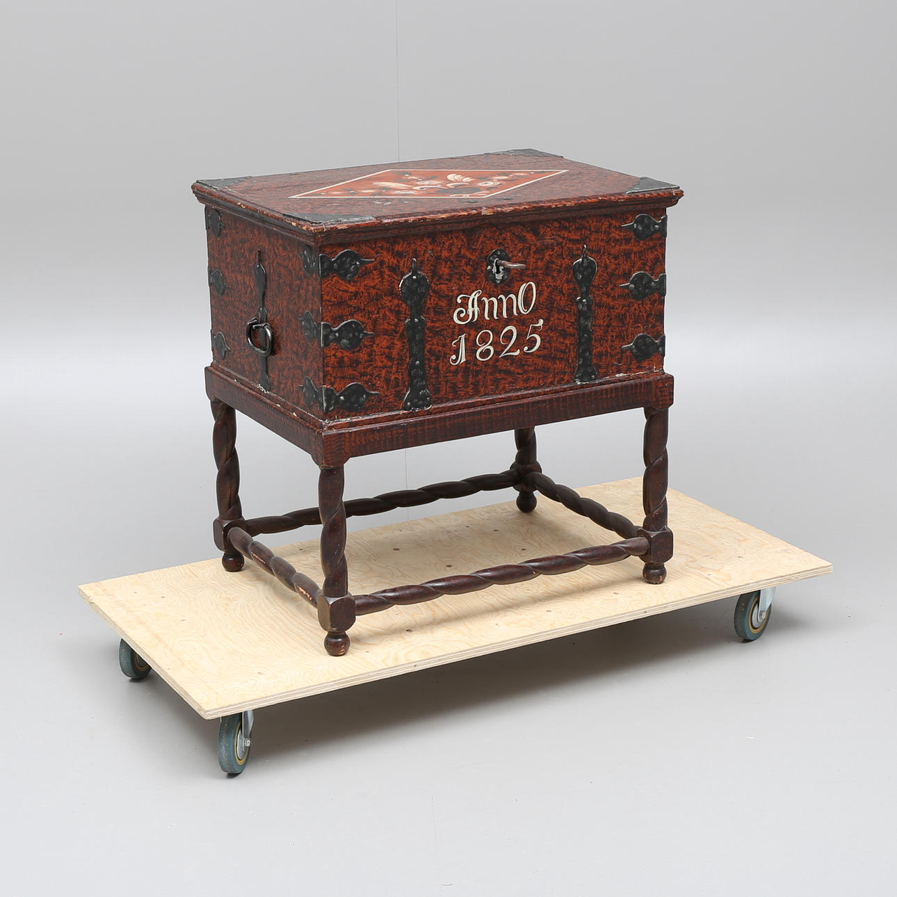 KISTA på benställning, målad och daterad 1826.