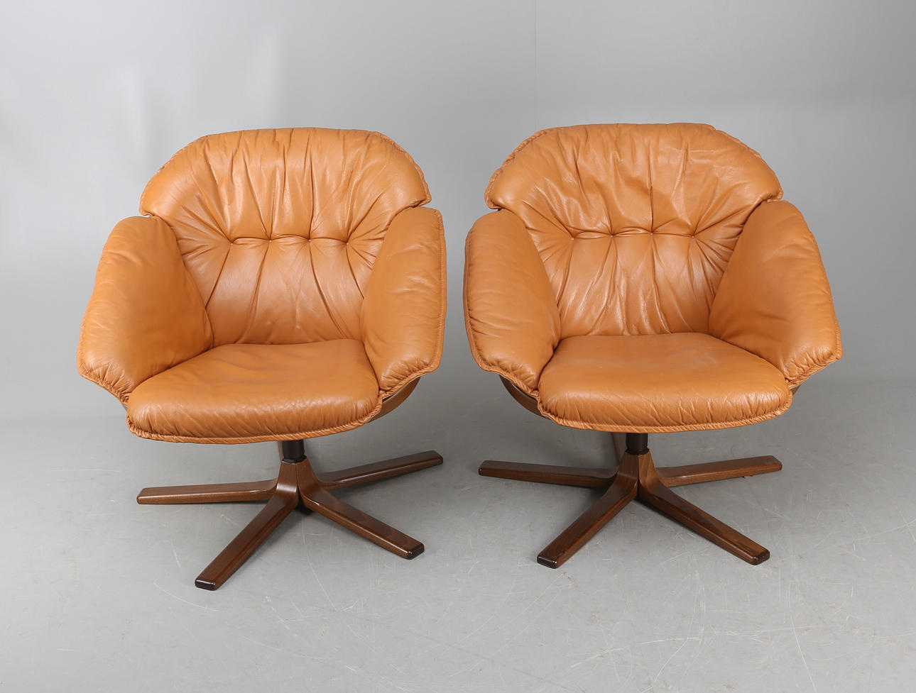 FÅTÖLJER, 1 par, skinn, G-möbler Nässjö, 1900-tal.