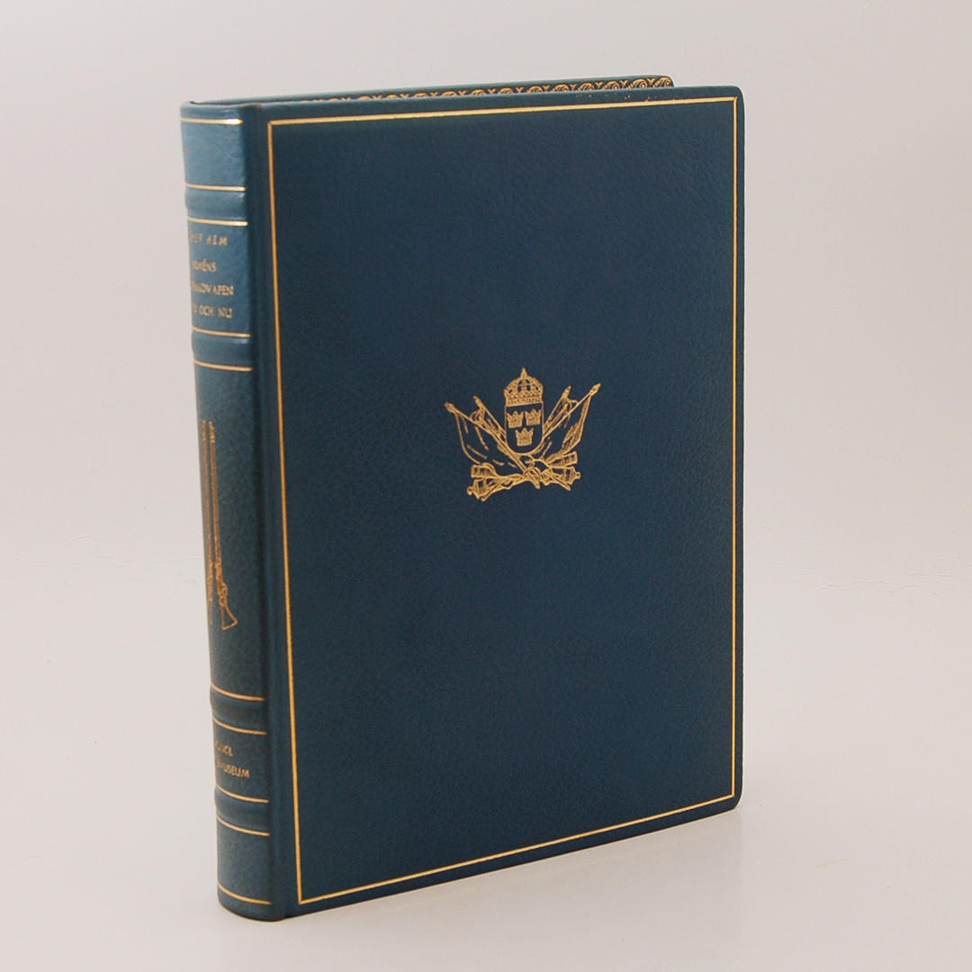 JOSEF ALM. Arméns eldhandvapen förr och nu.