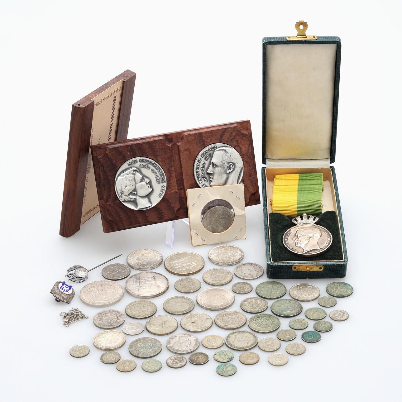 SØLVGENSTANDE, smykker/mønter/medaljer, totalvægt 477 gram.