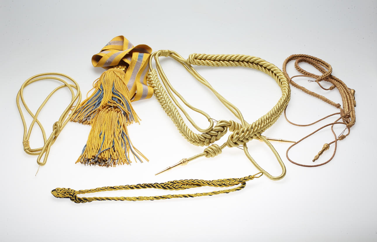 UNIFORMSTILLBEHÖR, 5 st, snörmakeriarbeten m m, 19/2000-tal.