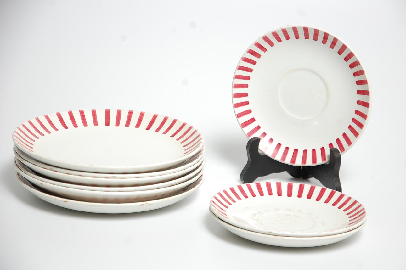 TALLRIKAR, 9 st, " Tea Röd " Karin Björquist, Gustavsberg.