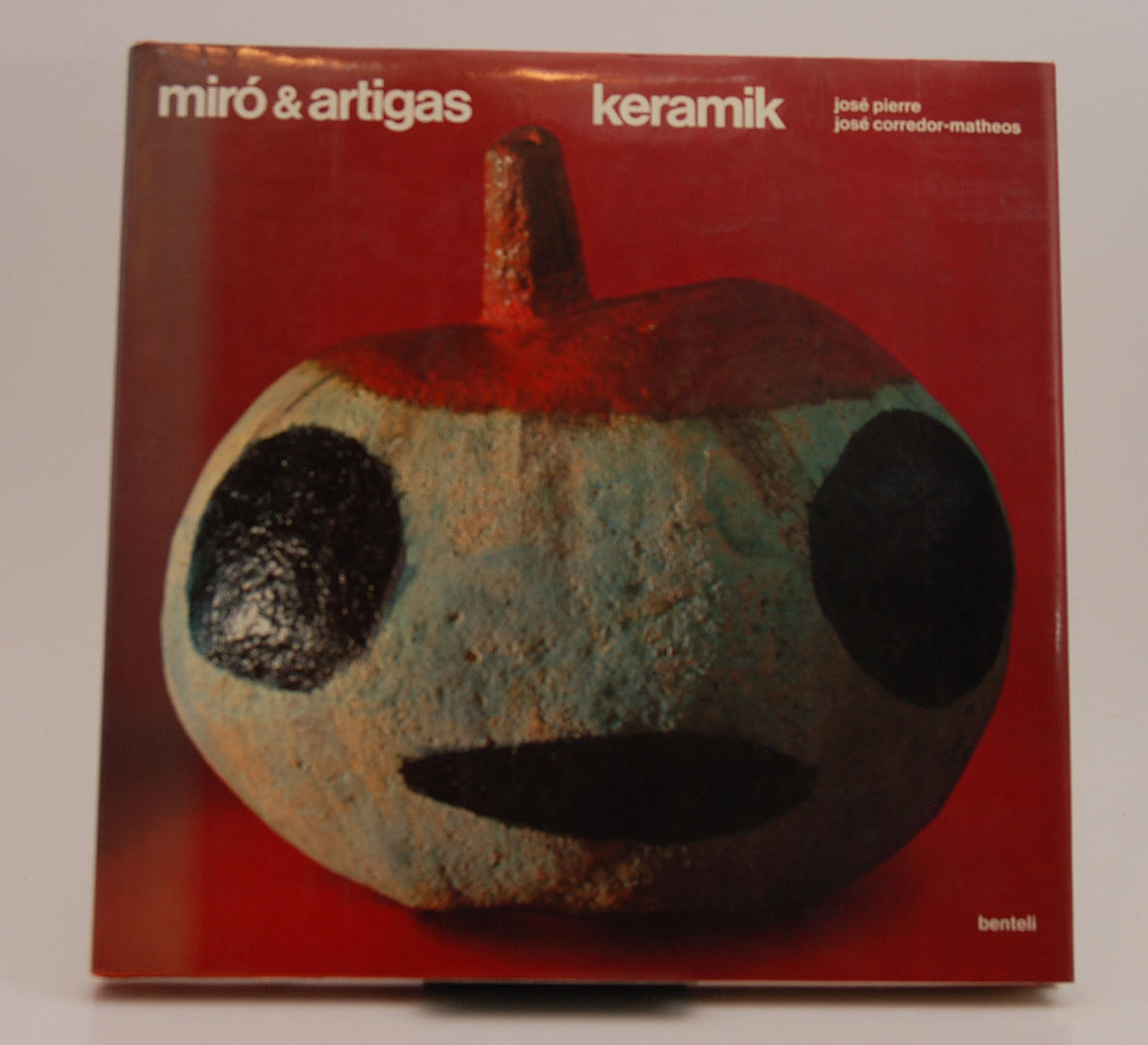 MIRÓ. Miró & Artigas keramik med två orignallitografier av Miró.