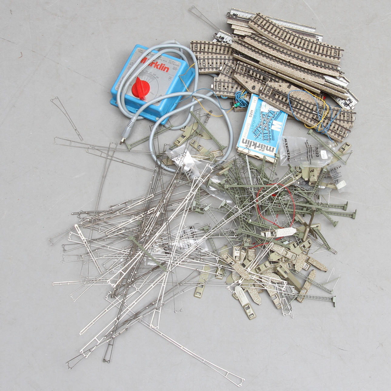 MÄRKLIN luftledning, räls, trafo och växlar. Delvis originalkartong. Punktkontakt.