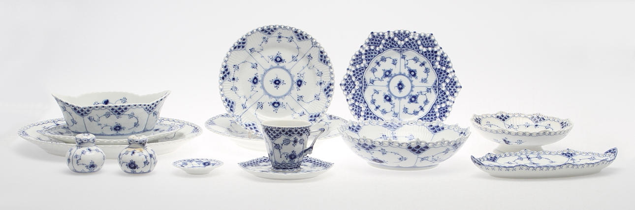 MATSERVIS, 60 delar, porslin, "Musselmalet", Royal Copenhagen.