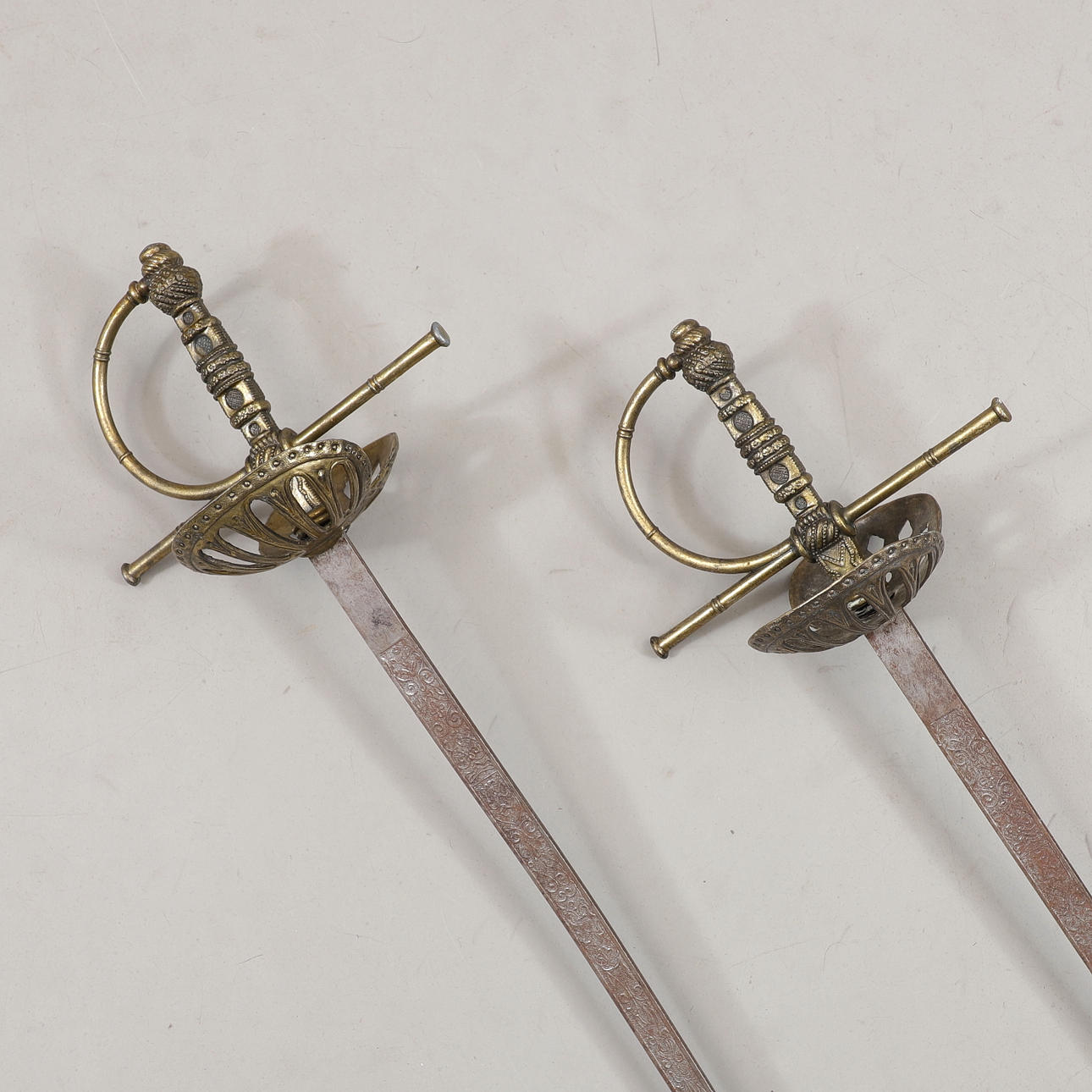 SVÄRD, 2 st, metall, 1900-tal.