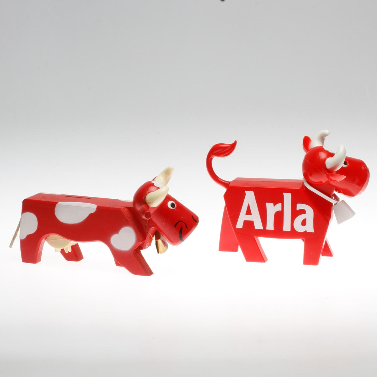 SPARBÖSSOR, 2 st, trä samt plats, Arla/MC kossor.