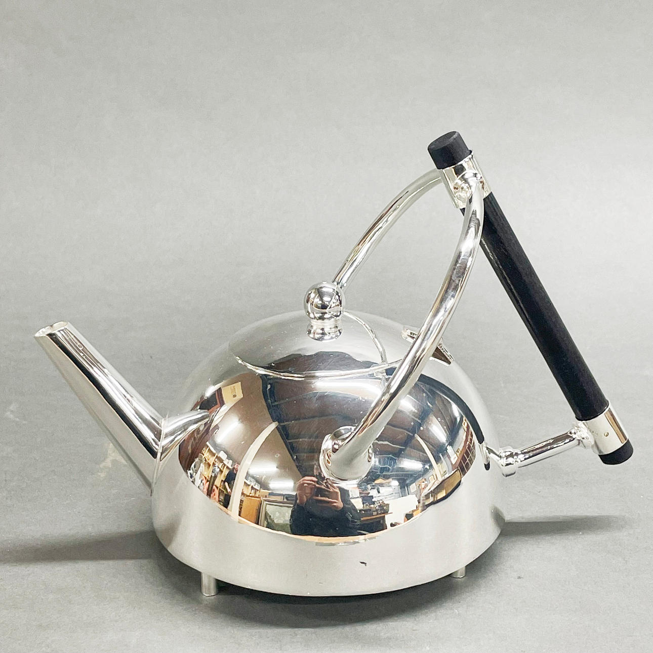 VERSILBERTE TEEKANNE IM CHRISTOPHER DRESSER-STIL.