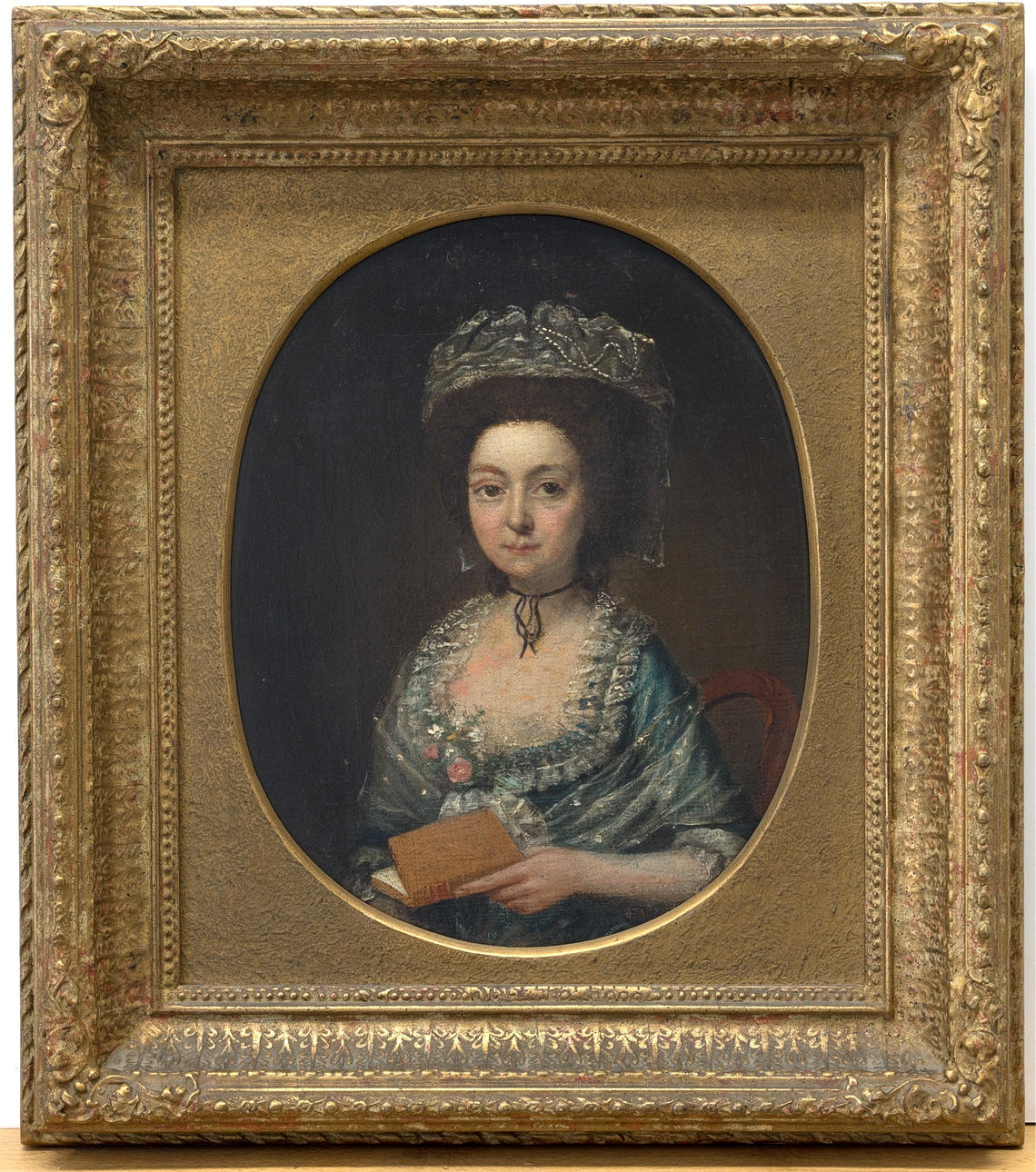 ENGLISCH 18. JAHRHUNDERT. Porträtt av en kvinna i en blommig dekorerad klänning med en bok. Olja på duk.