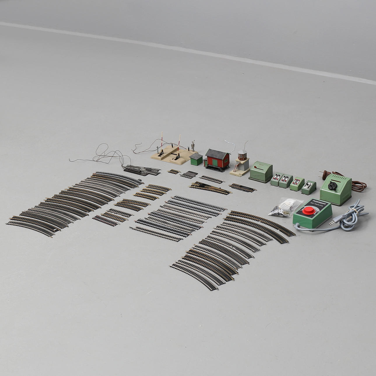 TÅGBANEDELAR, Fleischmann, räls, transformatorer, mm.