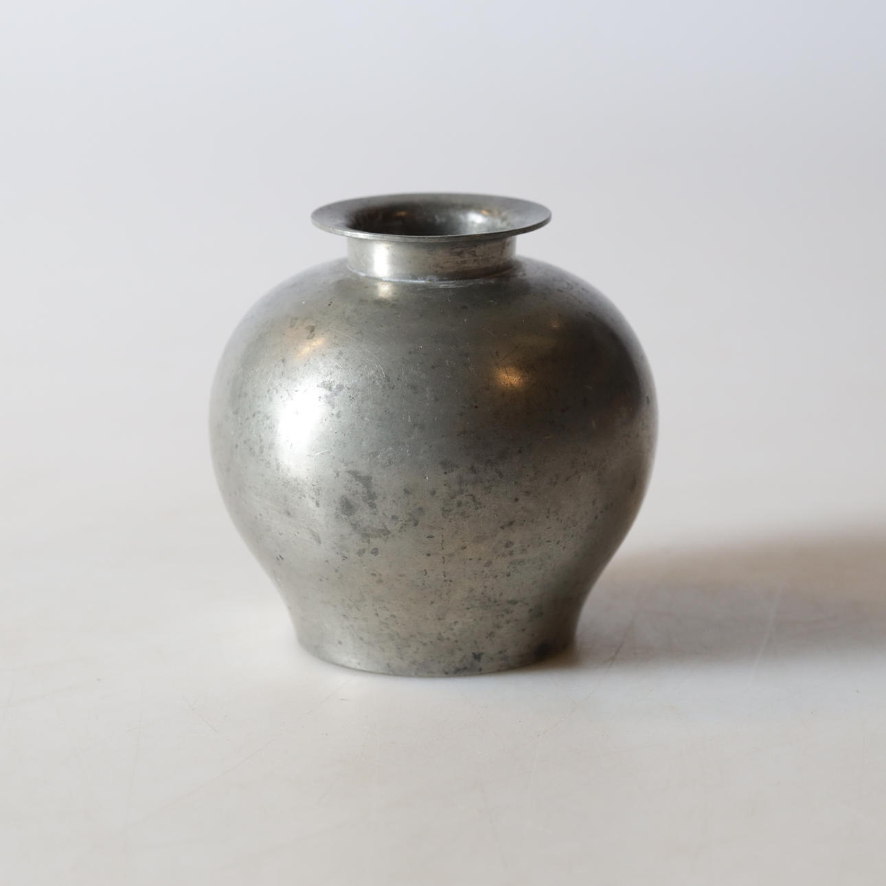 ROLF ENGSTRÖMER. un jarrón con forma de globo de peltre, 1934.